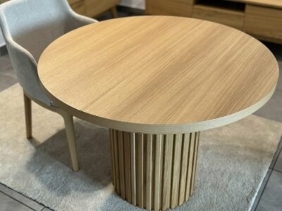 STÓŁ OKRĄGŁY Z LAMELAMI MARSHAL DESIGN